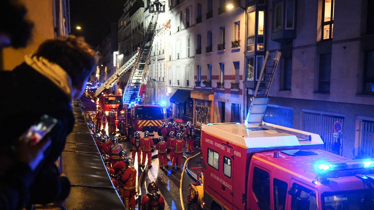 Padesát lidí se v Paříži propadlo podlahou v pátém patře. Slavili narozeniny na 30 metrech čtverečních